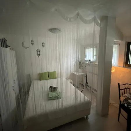 Near Fair, Neben Der Messe *