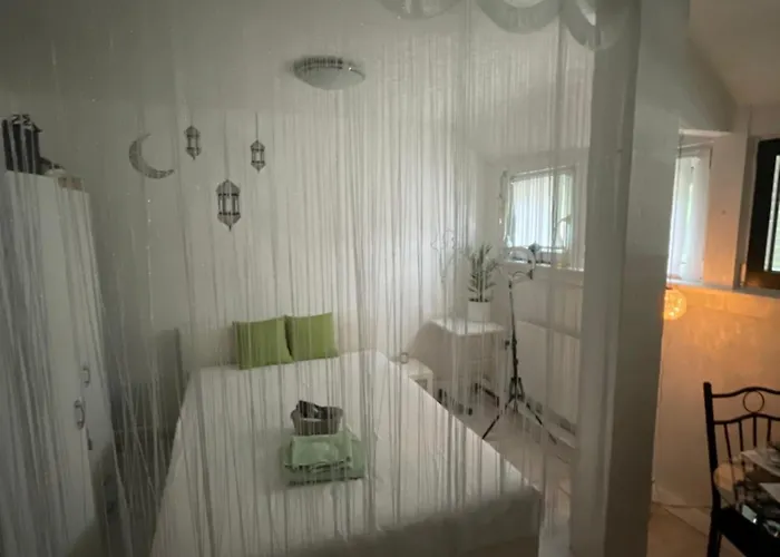 Near Fair, Neben Der Messe *